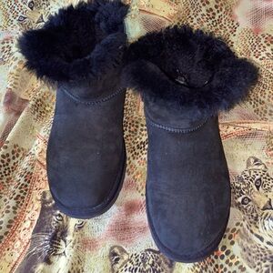 Ugg Mini Bailey Button Ankle-high boot.